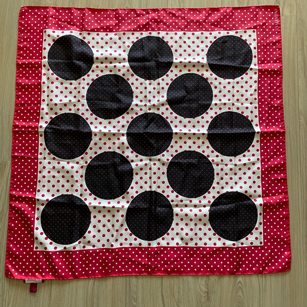 New Valentino Foulard 90x90 Silk Scarf - Picture 2 of 3